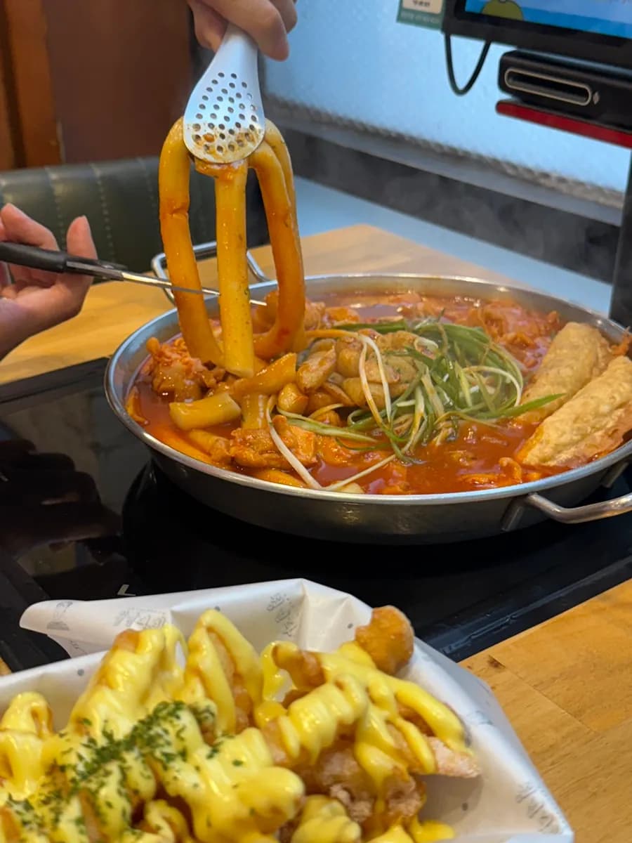 Long signature rice cakes at Cheongnyeon Dabang Pyeongchon Station branch