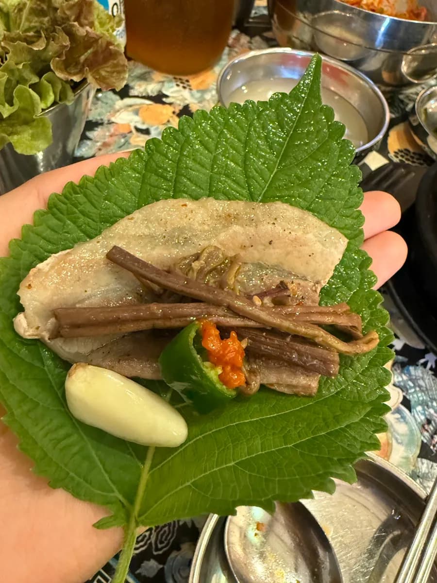 Ragoût de kimchi servi avec la poitrine de porc congelée chez Gwanghuijeong