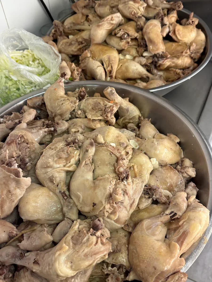 Gekochte Hähnchenkeulen-Stücke für das Anrichten von Samgyetang