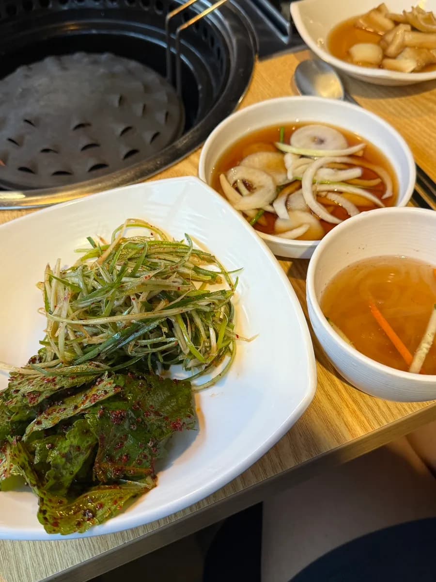 炭火と副菜が並んだDaro Galbiのテーブル