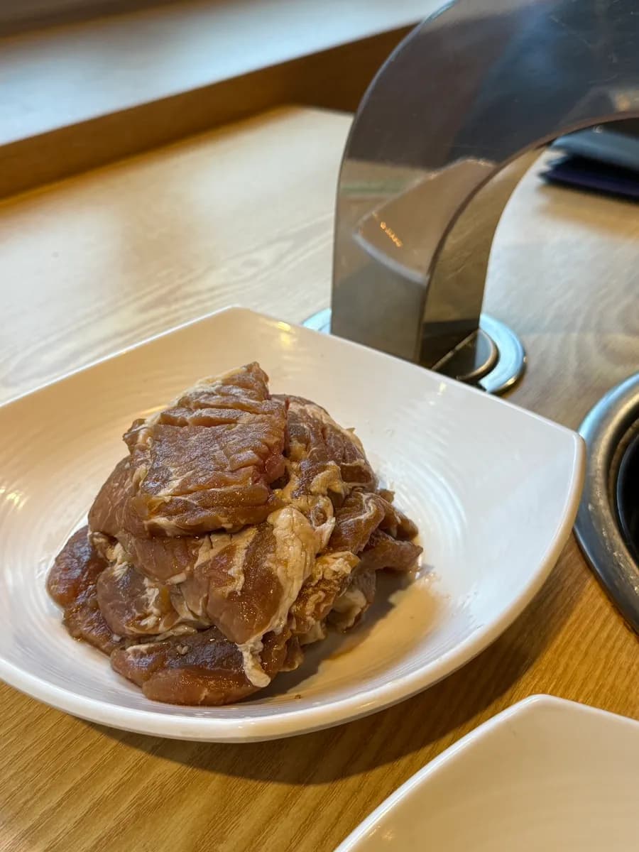 個別に出された味付けネギ、味付けエゴマの葉、酢漬け玉ねぎ