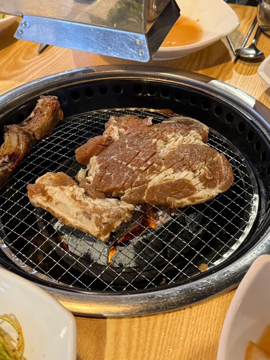 水冷麺と味付けエゴマの葉で食べ進める様子
