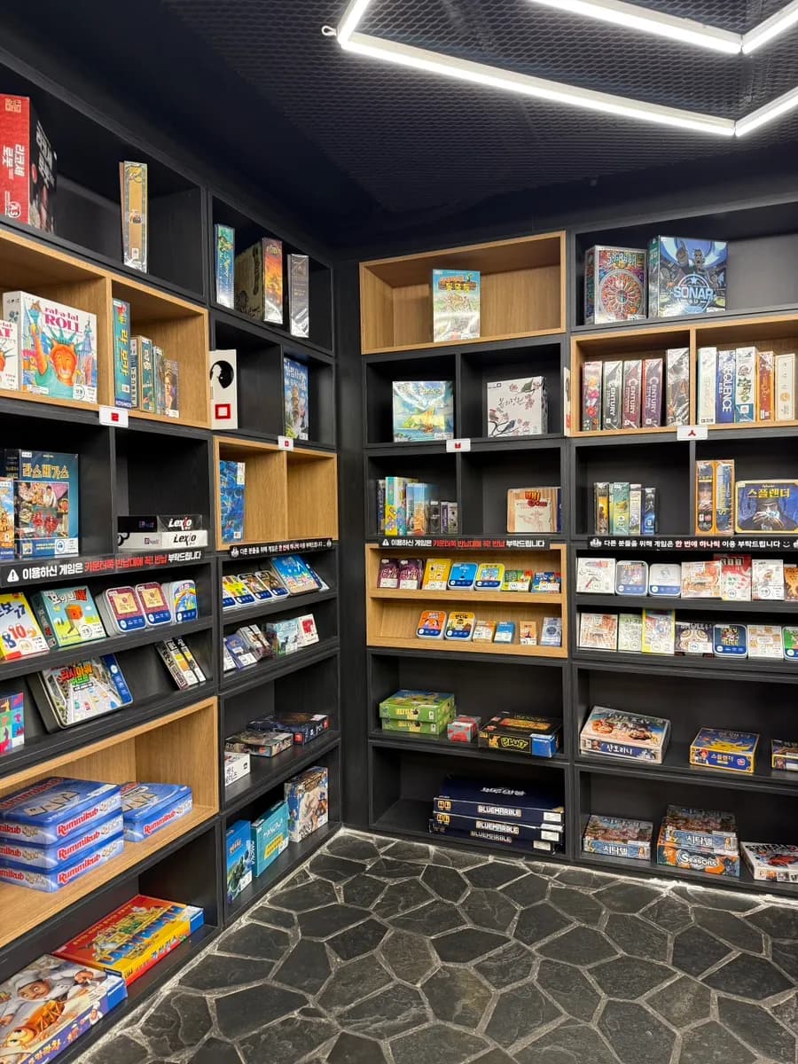 Ordentlich sortierte Brettspiele bei Holmes & Lupin Beomgye