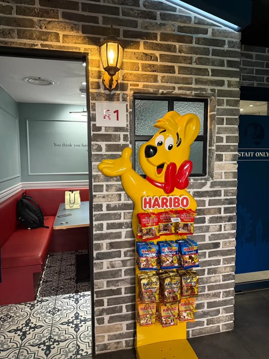 Eingangsbereich bei Holmes & Lupin Beomgye mit Haribo-Deko und Wasser