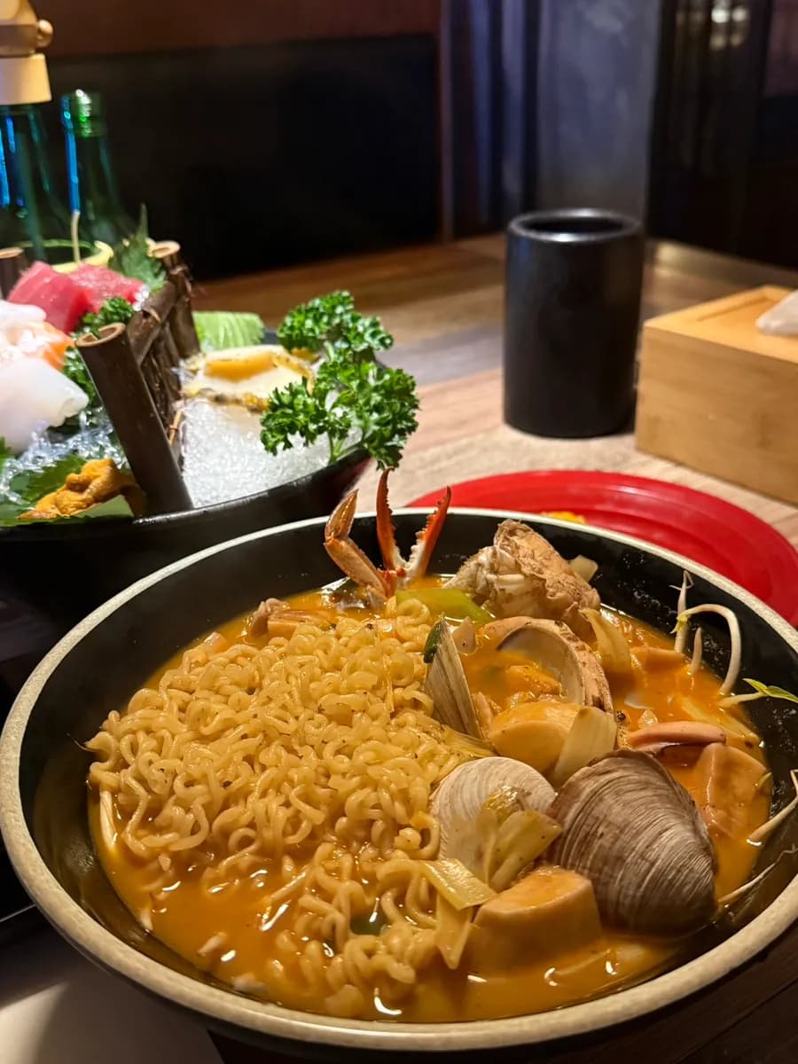 Jakuwa-ийн далайн хоолтой jjamppong ramen, мөөг, bean sprouts-тай