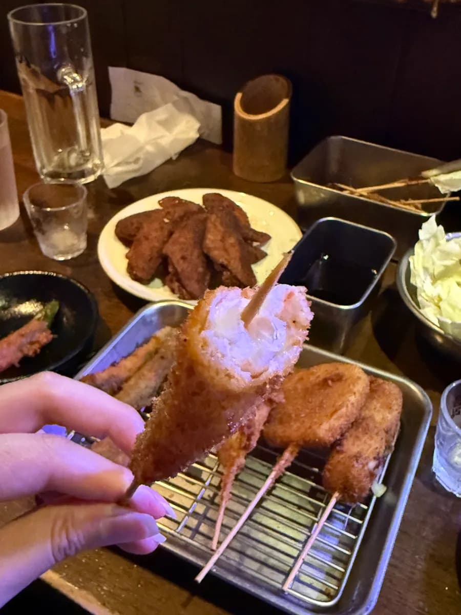 Kushikatsu variado, incluido chile Cheongyang picante, en Kushikatsu Kuma