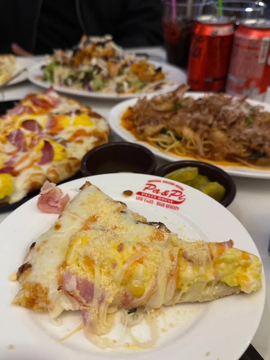 Golden Egg Pizza con masa fina y masticable, queso y mayonesa de huevo