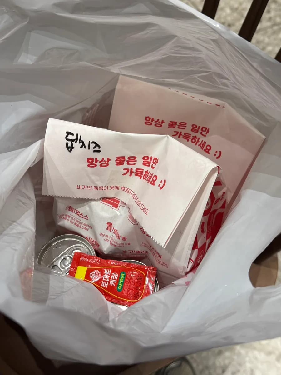Maluluwag na mesa para sa 2 hanggang 4 na tao sa loob ng What The Burger Pyeongchon