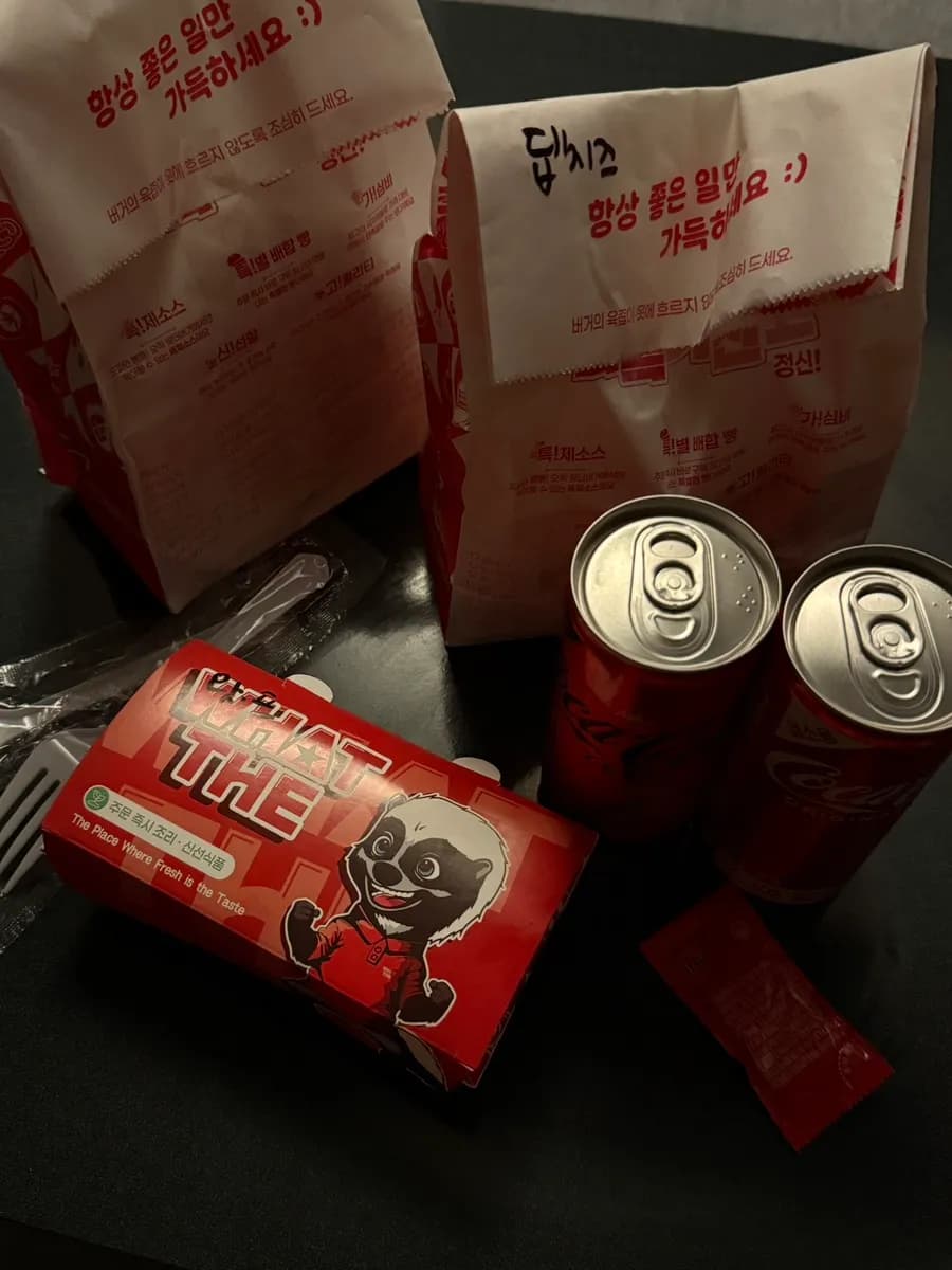 Pag-order sa kiosk at maingat na pagbalot ng takeout sa What The Burger Pyeongchon