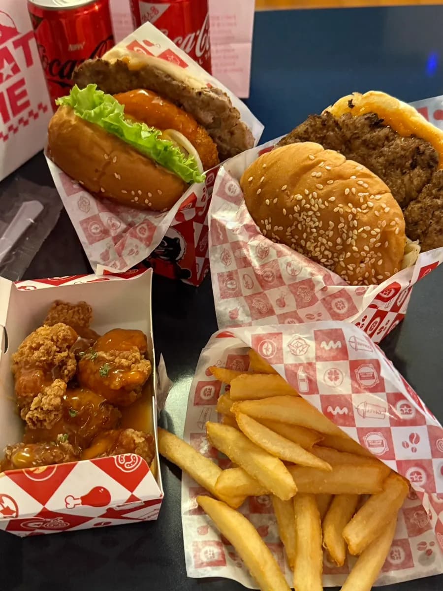 Burger na naka-box para sa takeout mula sa What The Burger Pyeongchon