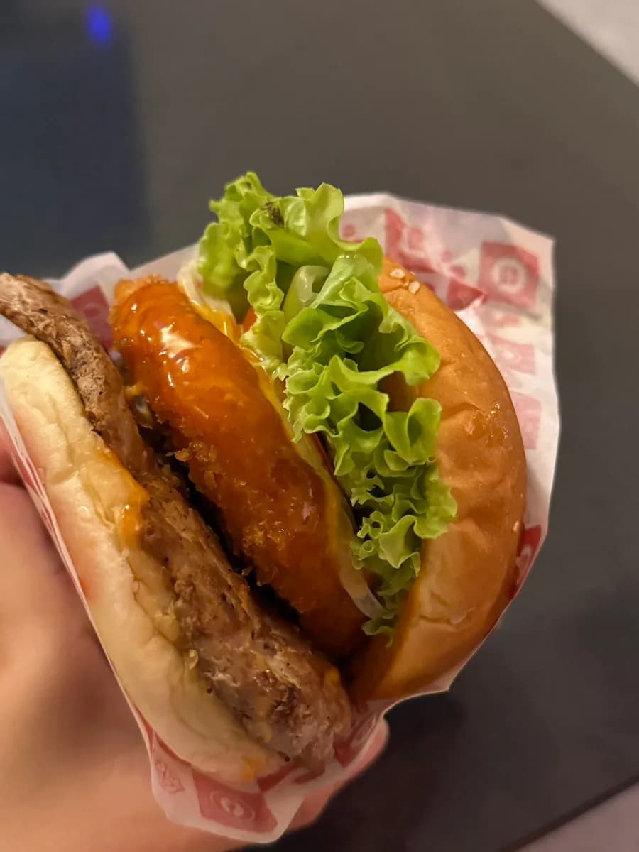 What The Fry na may boneless chicken at special sauce sa What The Burger