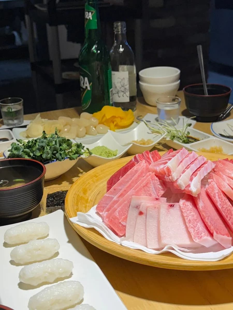 Gachas y sopa jangguk servidas antes del plato de atún