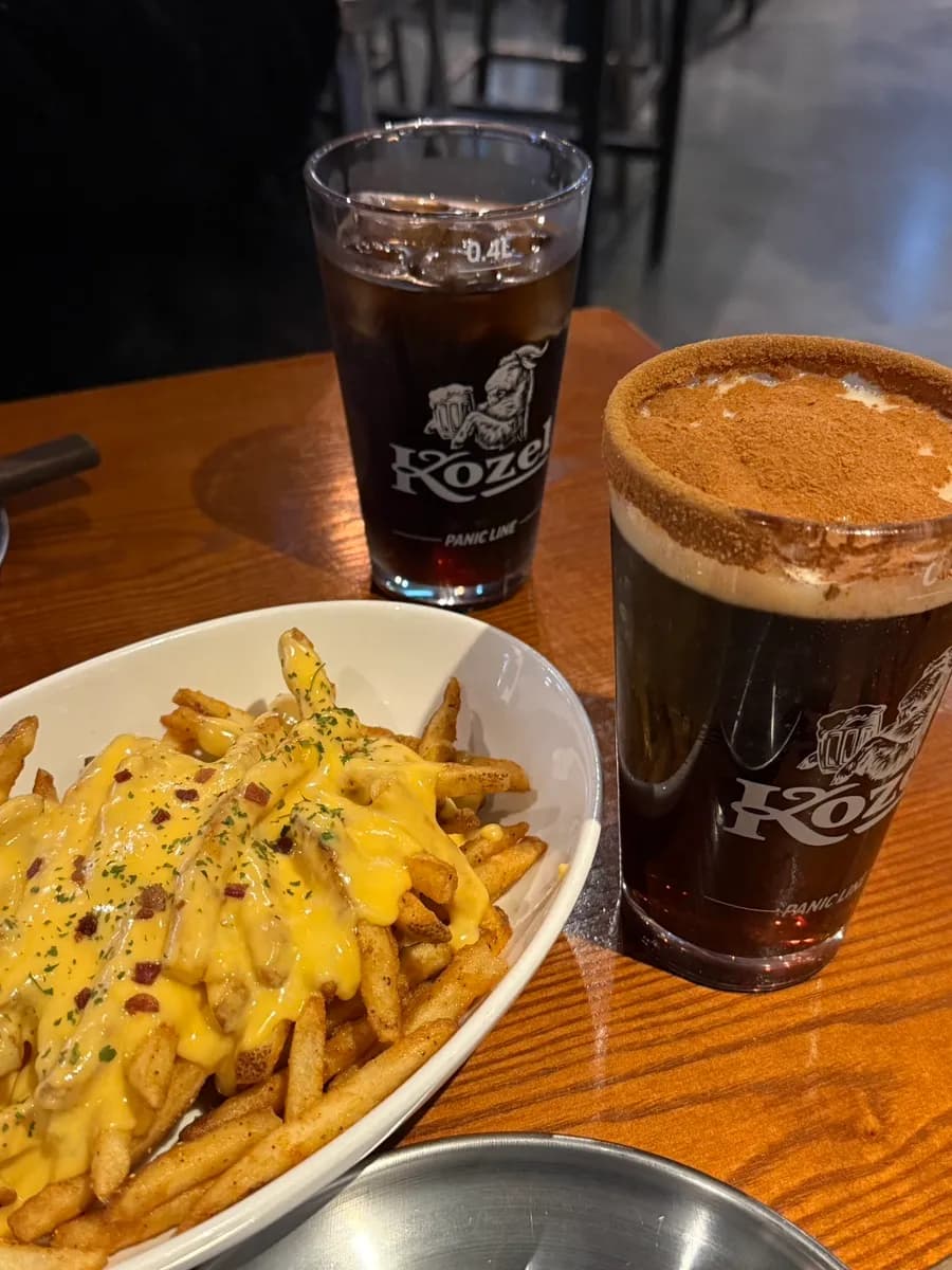 Kozel Dark Cinnamon على الصنبور مع السكر والقرفة