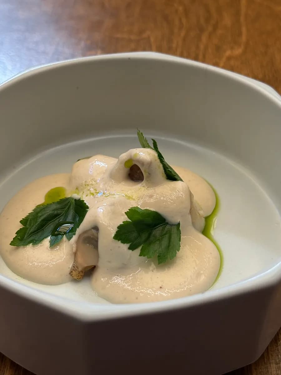 Plat de bulot blanc avec sauce aux pignons de pin et au tofu chez Dansang