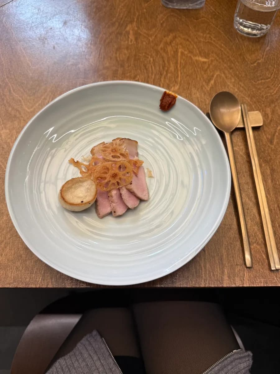 Rythme du menu dégustation pendant un déjeuner chez Dansang à Anguk
