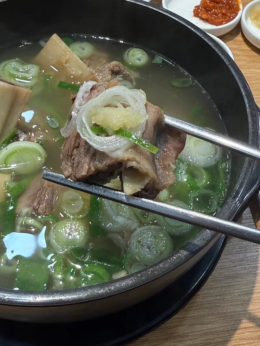 Hanyangok Pyeongchon 清爽热腾腾的牛肋汤汤底