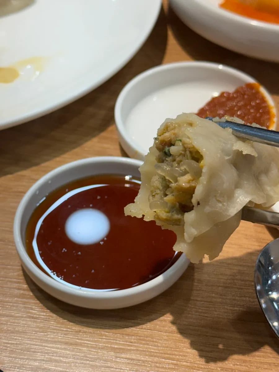 配酱油蘸汁的叶形蒸饺