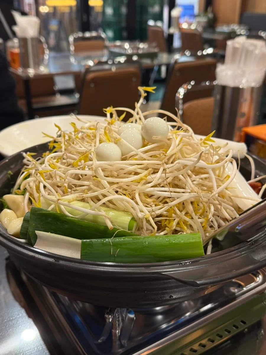 Dakbal frito servido durante la visita a Jungang Jeukseok Dakbal