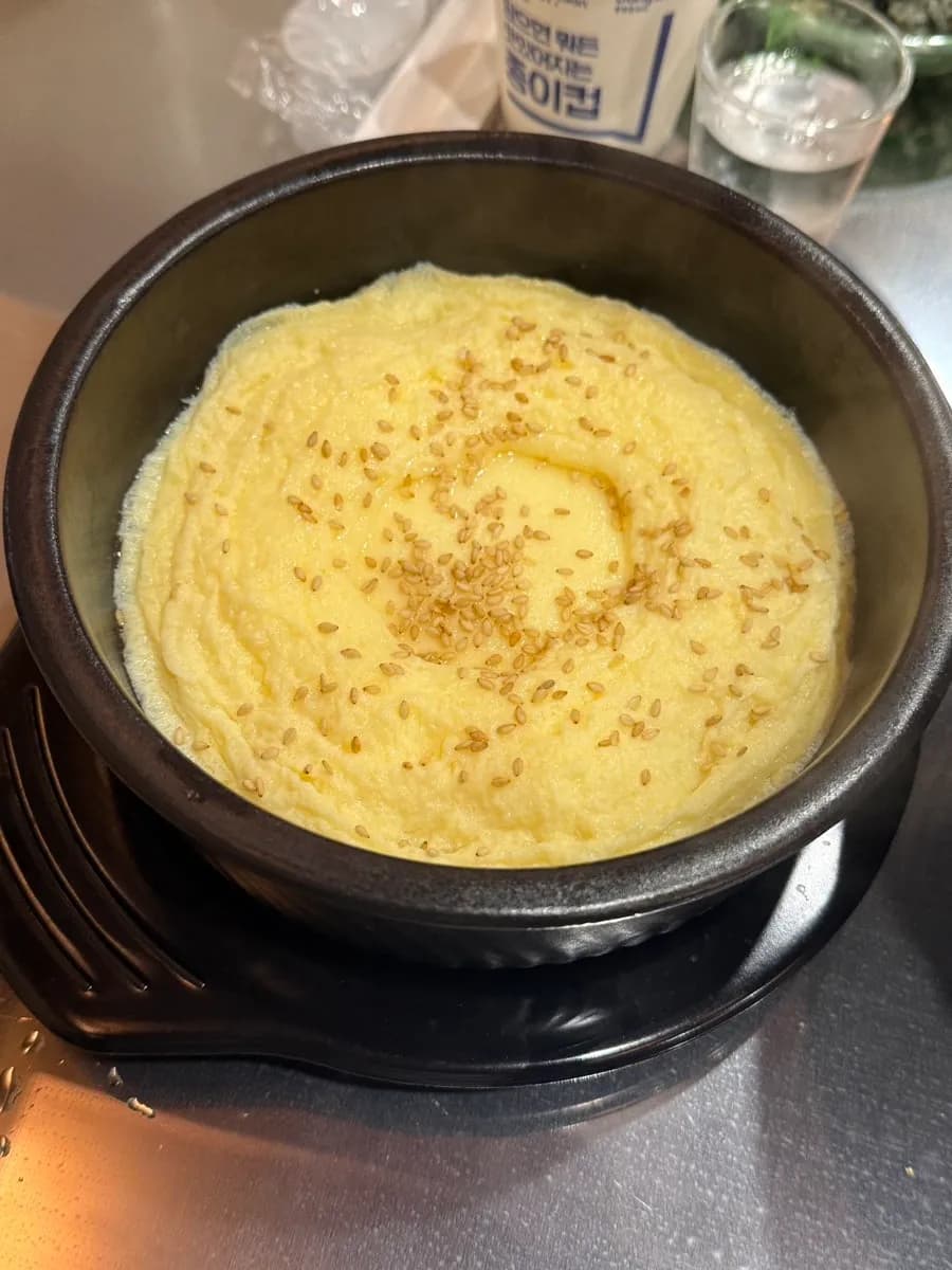 Bunmoja y dakbal picante cocinándose en la mesa