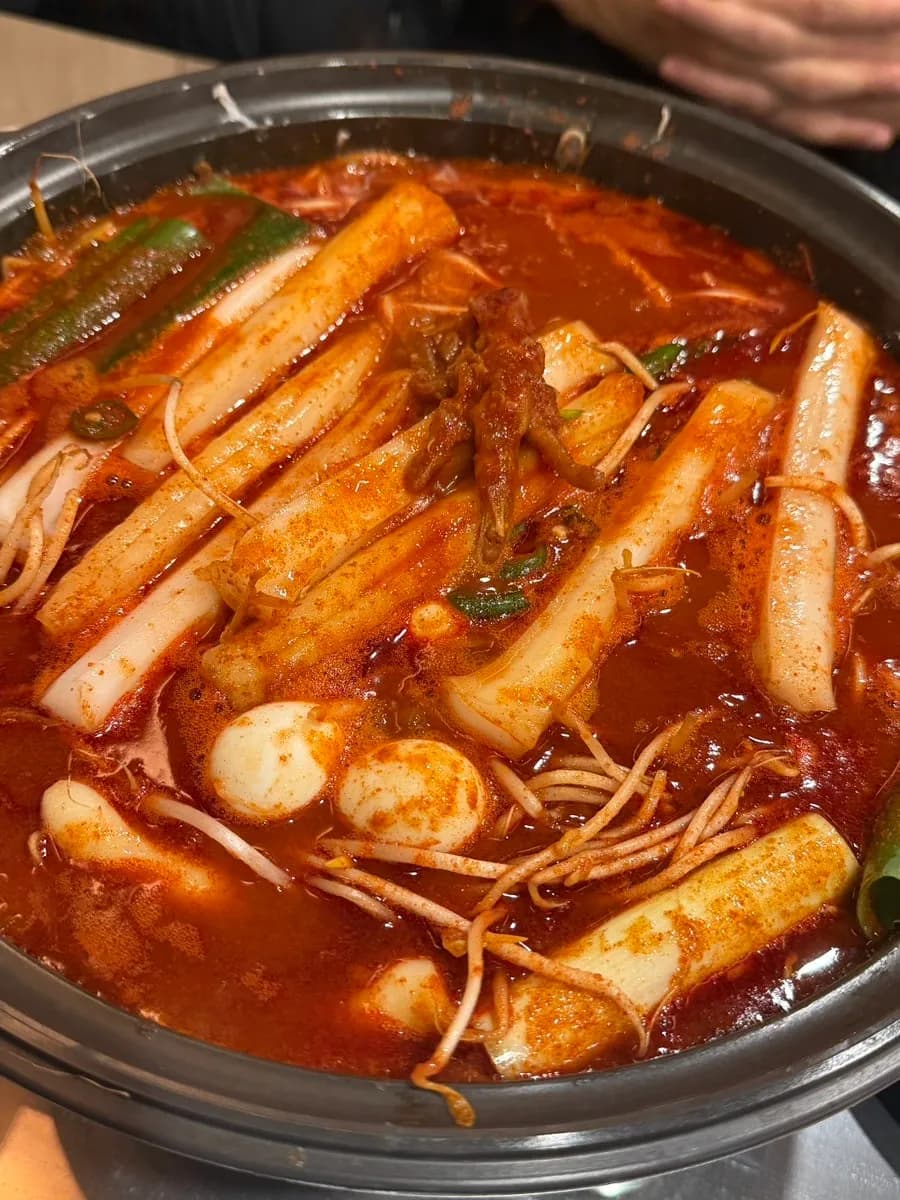 Huevo al vapor y bolas de arroz servidos con el set de dakbal