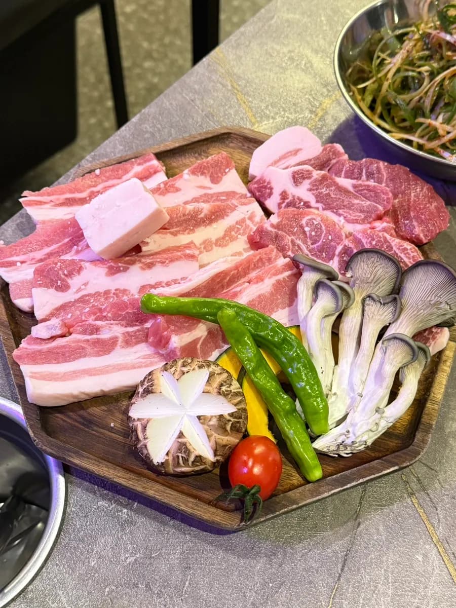 Gereiftes Samgyeopsal und Moksal zum Grillen mit Gemüse und Pilzen