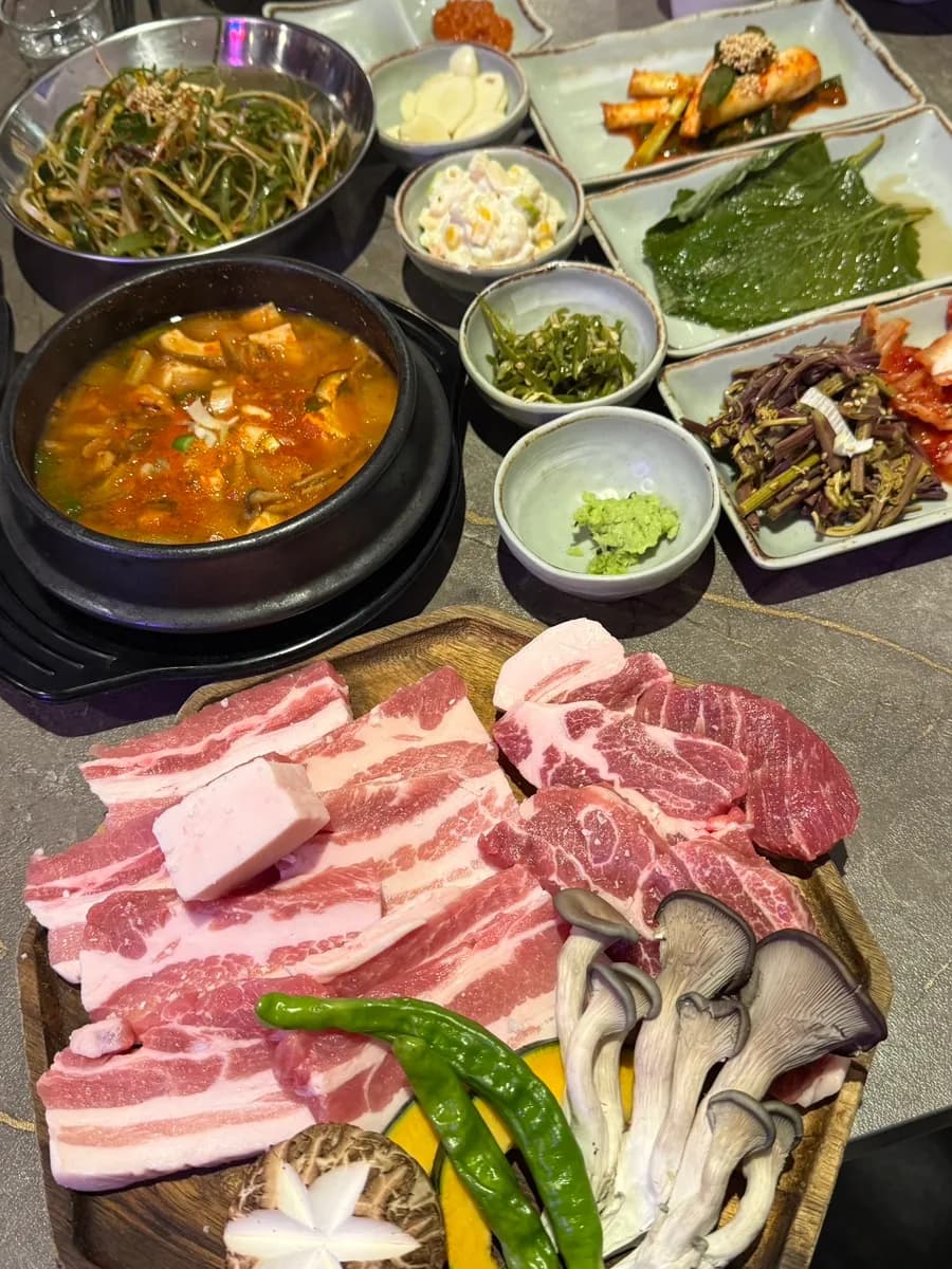 Korean BBQ auf der heißen Platte bei Geunbon Hwaro