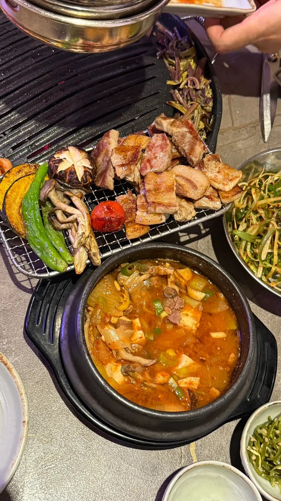 Bracken und Kimchi rund um das Schweine-BBQ bei Geunbon Hwaro gegrillt