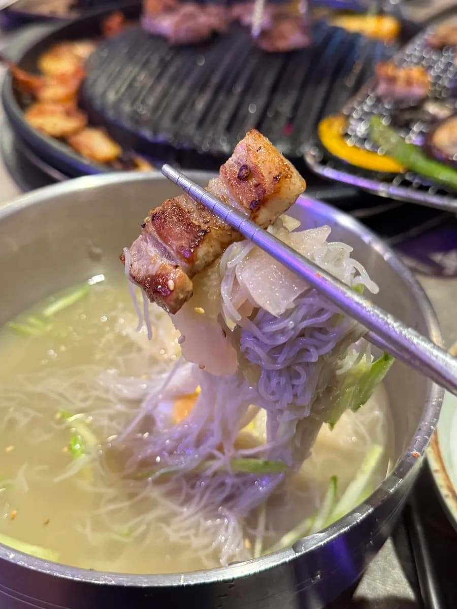 Wasser-Naengmyeon zusammen mit Samgyeopsal gegessen