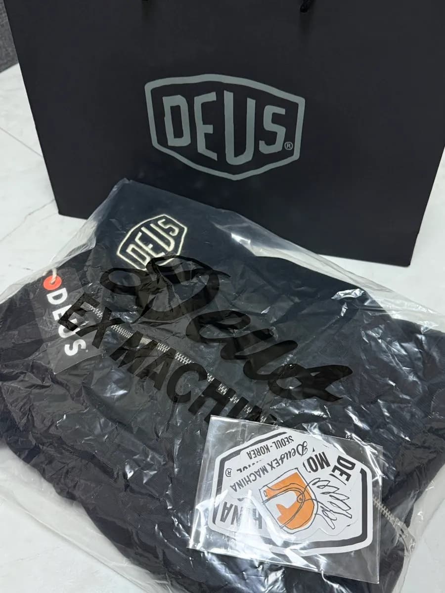 สติ๊กเกอร์ที่แถมมากับการซื้อเสื้อฮู้ด Deus Ex Machina