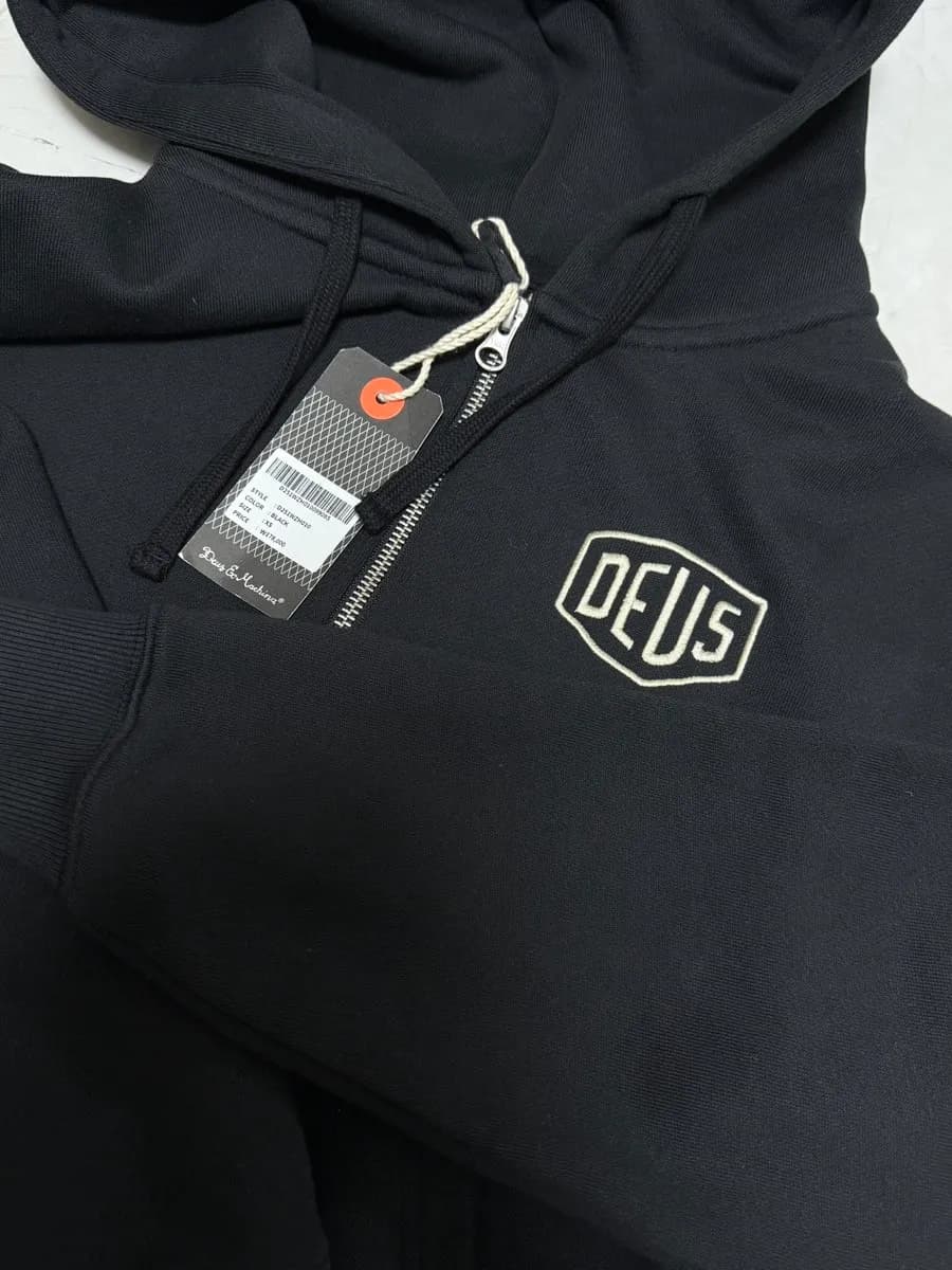 งานปักบน Deus Ex Machina cropped hoodie