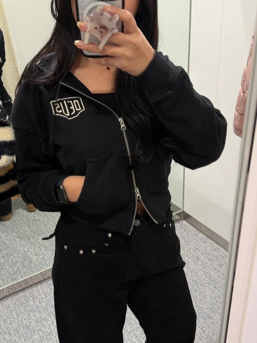 รายละเอียดซิปสองทางและฮู้ดทรงกว้างของ Deus Ex Machina cropped hoodie
