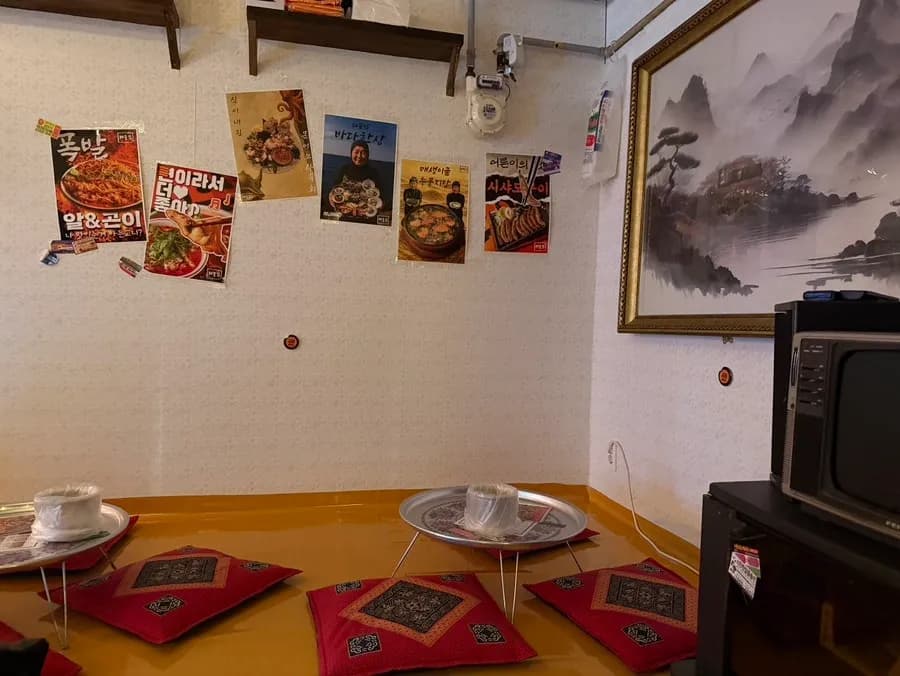 दादी के घर जैसा floor seating और interior
