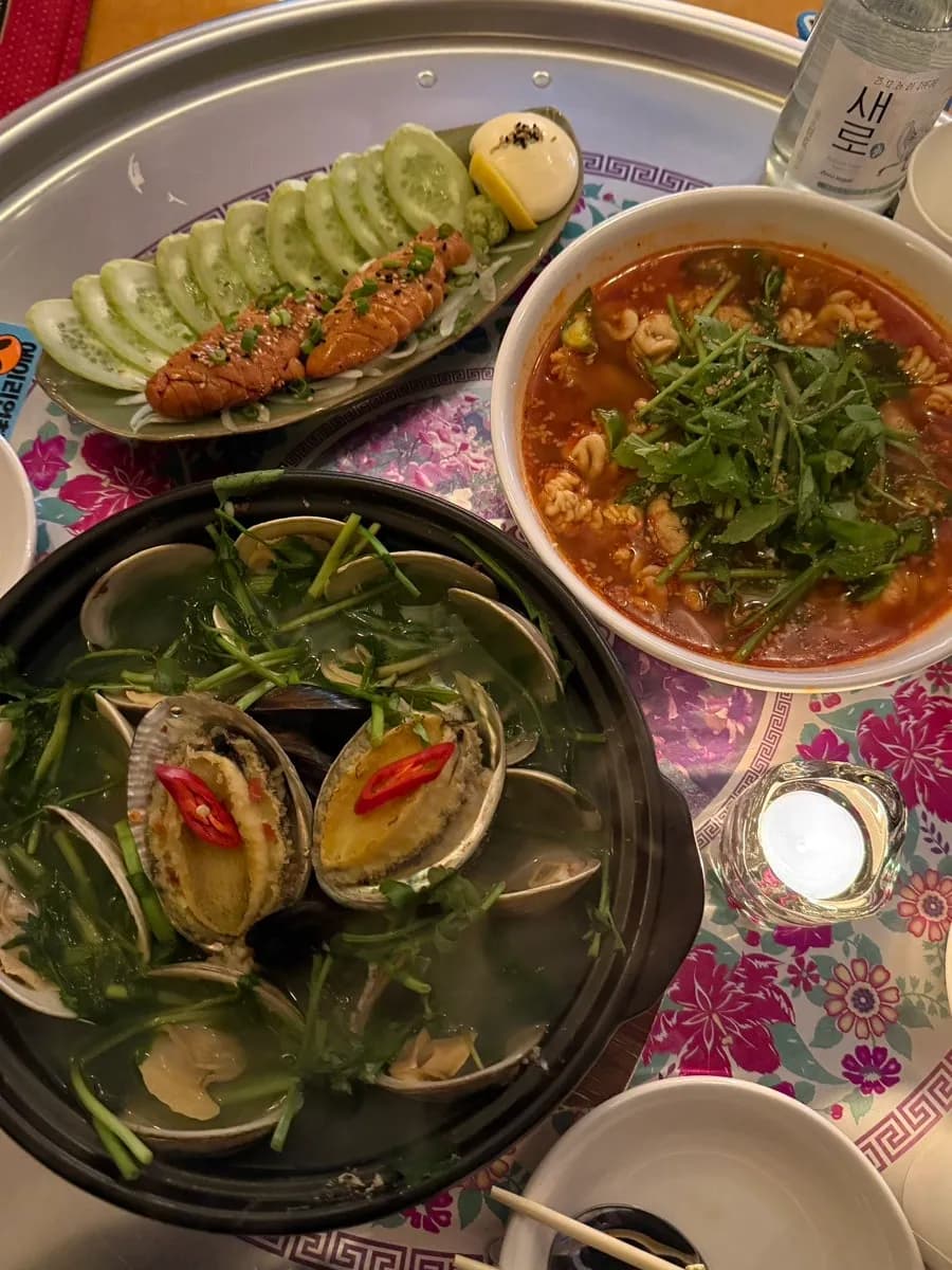 Haemuljeom प्योंगचोन पोचा में परोसी गई seafood dishes