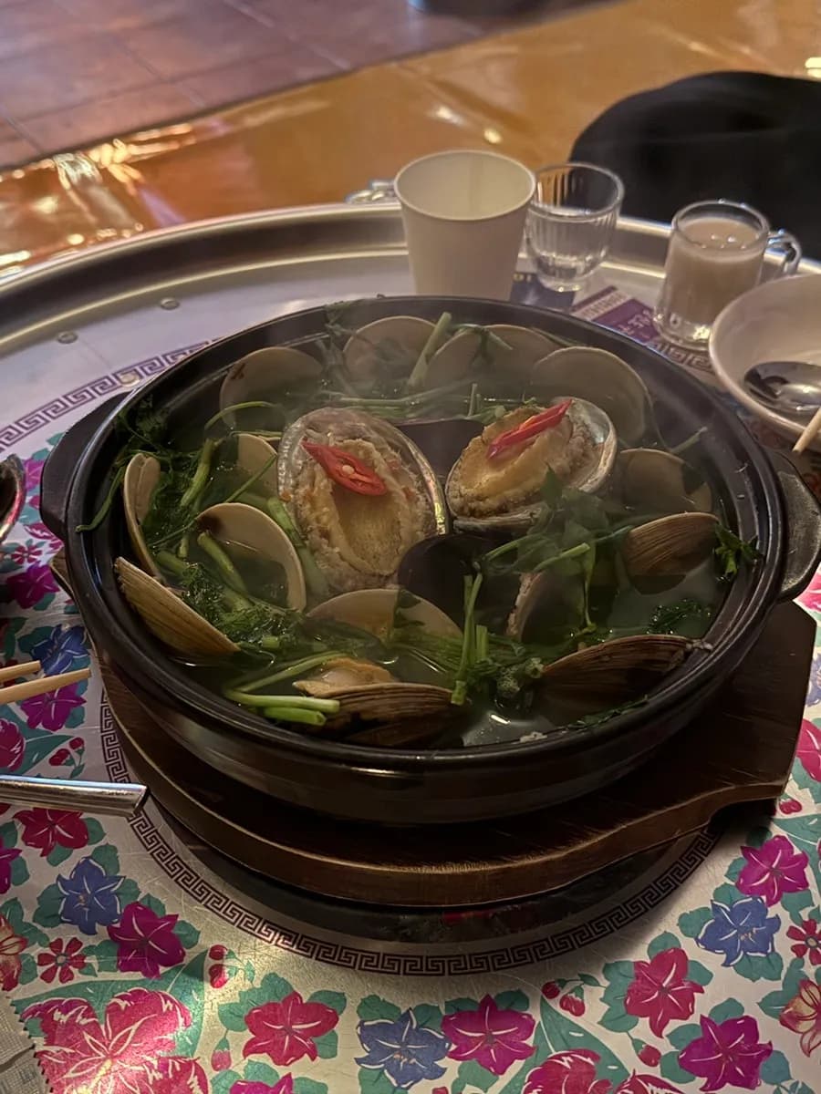 Abalone और clams वाला गरम spicy broth