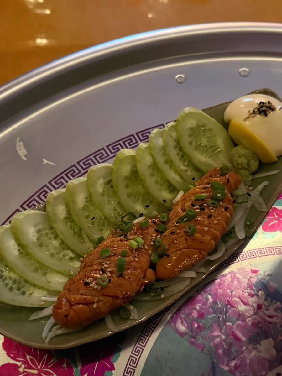 Cucumber, mayonnaise और wasabi के साथ grilled pollock roe