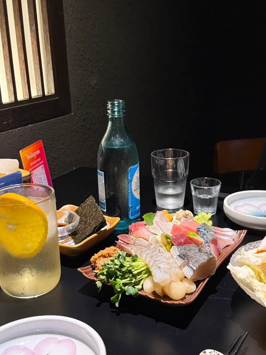 Escena de pedido con menú QR en Izakaya Myeongun, según la reseña