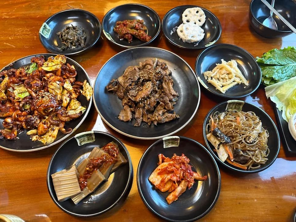Set makanan Korea di Cheongsan Byeolgok berhampiran Baegun Lake