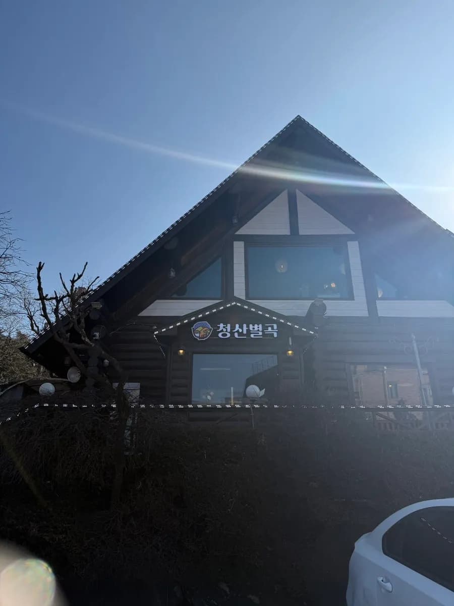 Restoran Cheongsan Byeolgok berhampiran Baegun Lake di Hakui-dong, Uiwang
