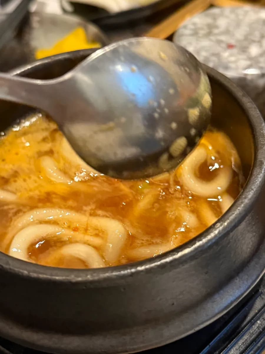 ซุปกุ้งกับอุด้งที่เป็นจานปิดท้ายของ Hon Chamchi