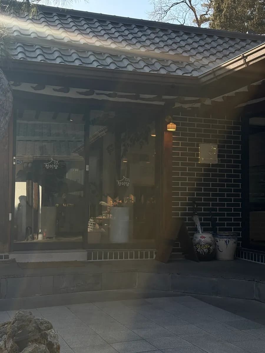 Warmer Omija-Odi-Tee und Kaffee im Cheongidang Café