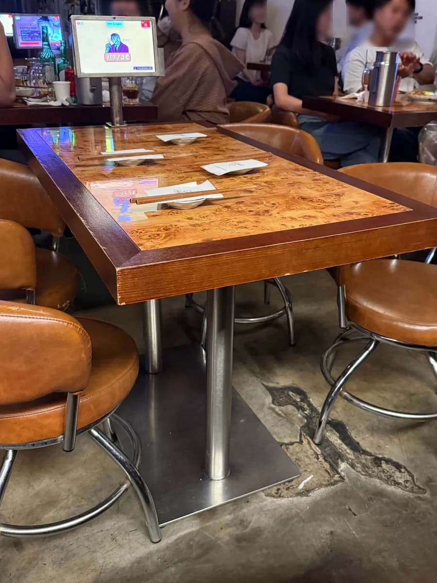 Mesa para dos dentro de Pachinko, izakaya en Yongridan-gil