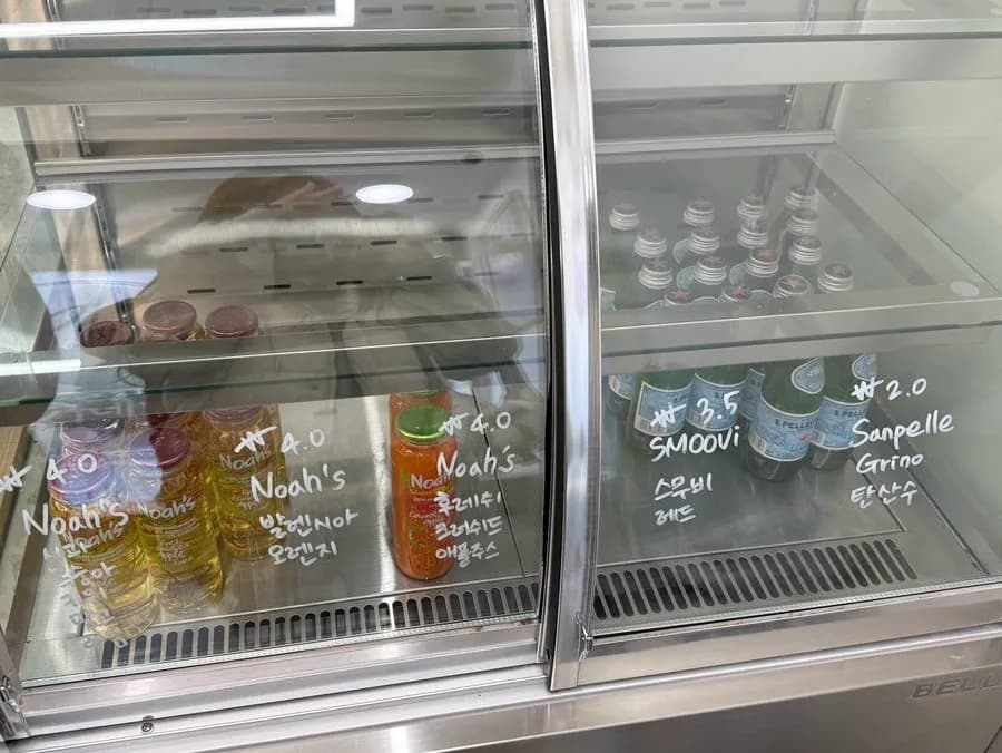 Takeout counter at bukas na baking area ng Tokkine Bread