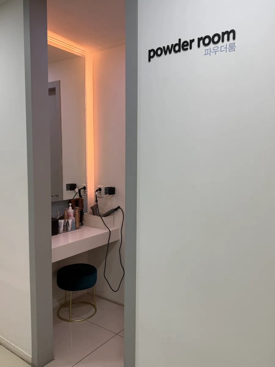 Larawan ng powder room ng Bellani Beauty para sa bago at pagkatapos ng treatment