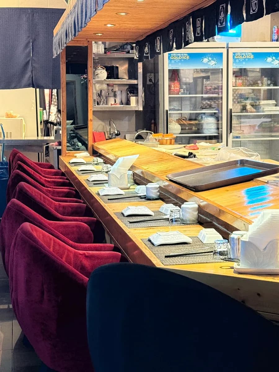 Zona de asientos tipo mostrador en el restaurante de atún fresco