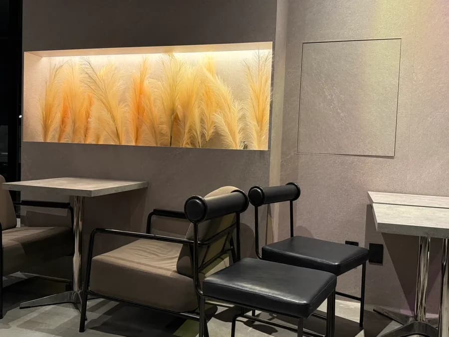 Cafe Henji 的晚間氛圍、寬敞座位、露台與沙發座位