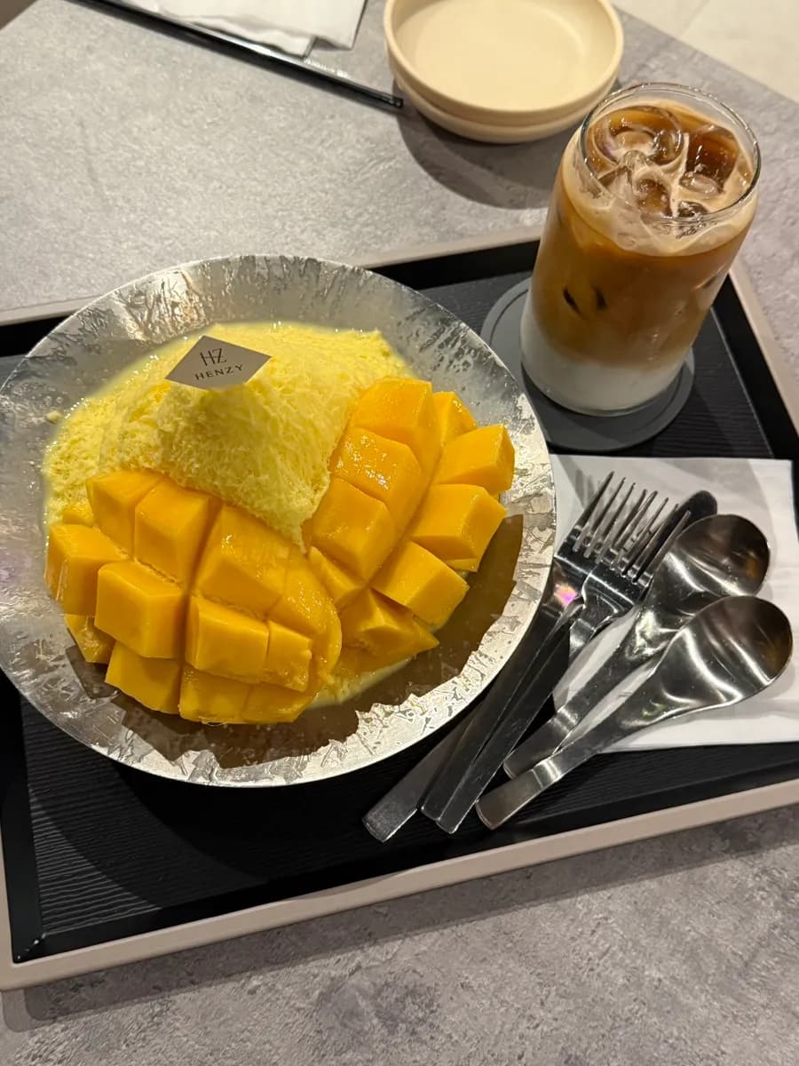 Cafe Henji 的擺盤新鮮芒果刨冰與咖啡拿鐵