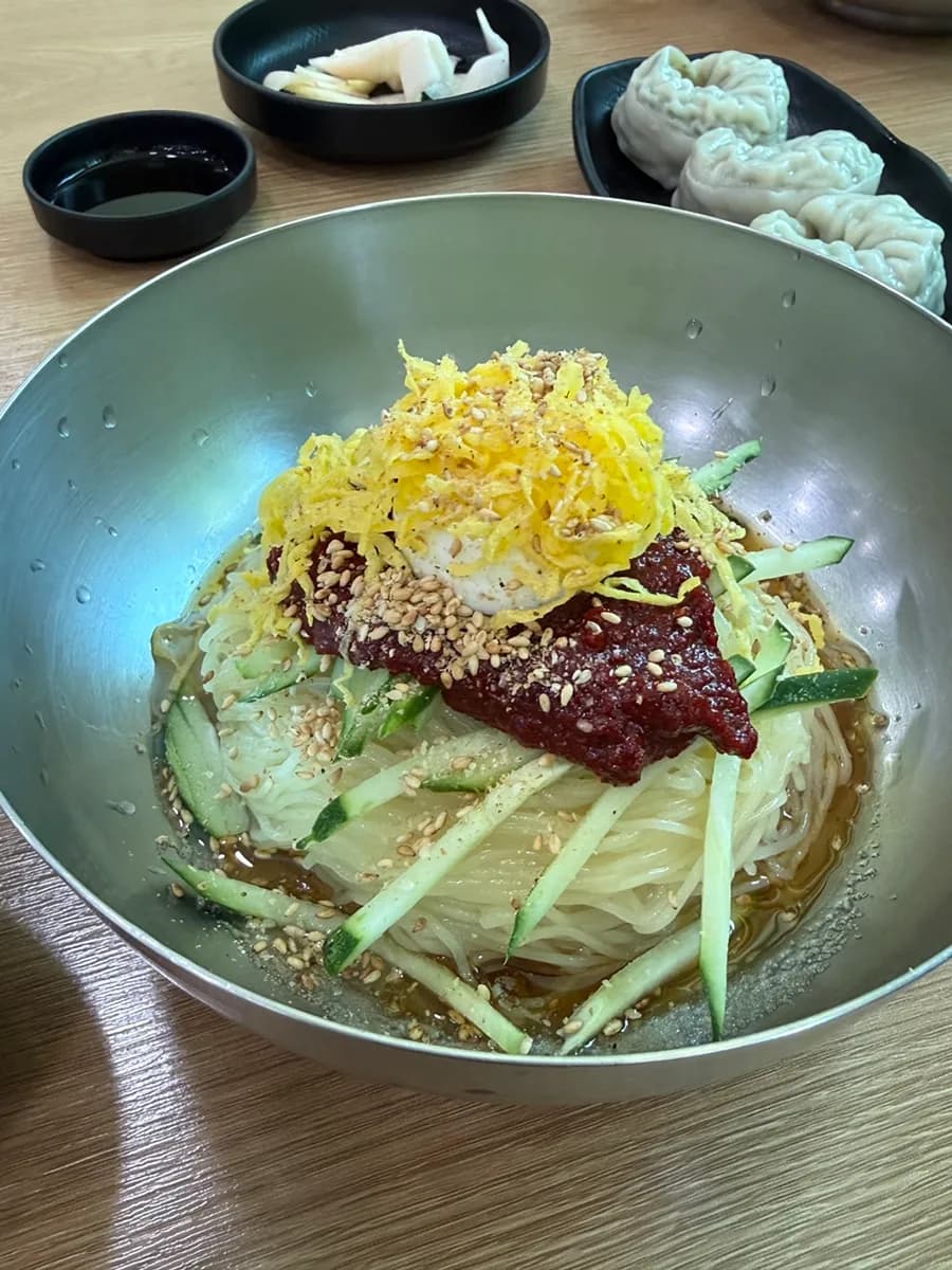 Bibim milmyeon mezclado con más caldo en Busan Gaya Milmyeon