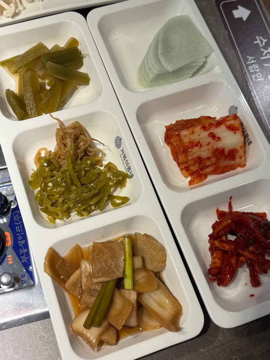 Piniling banchan at jangajji pickles mula sa self-serve bar ng Geobuki Dongne