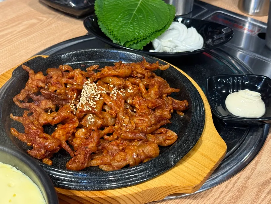 Kimchi und Shrimp-Chips als Grundsnacks bei Suni Yeol Dakbal